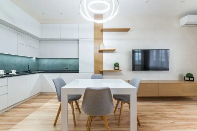Area duduk modern dengan komposisi furnitur rapi