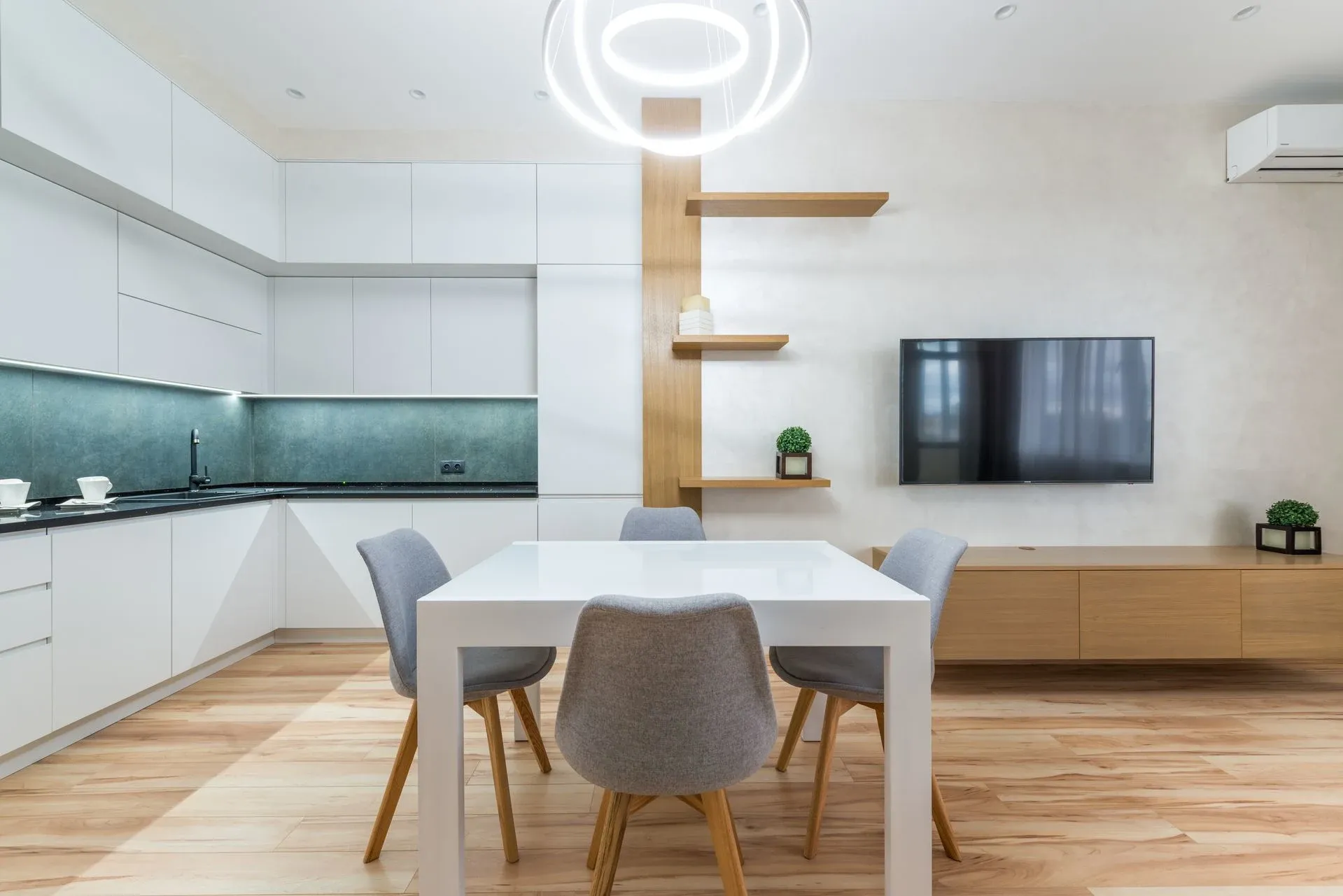 Area dapur dan makan modern dengan pencahayaan ambient
